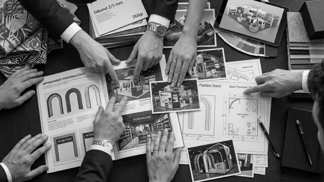 Analisi del progetto: bozzetti e materiali sul tavolo